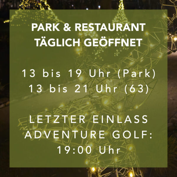 Beleuchtete Parklandschaft mit Weihnachtsdekoration und Informationen zu Öffnungszeiten für Park und Restaurant.